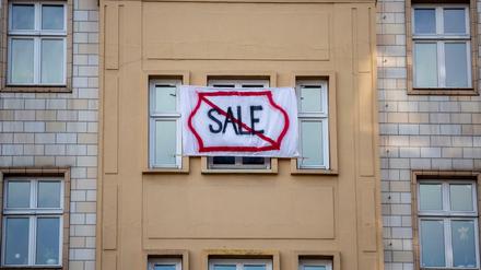 Not for sale: Plakat in der Karl-Marx-Allee gegen den Verkauf von Mietwohnungen an die Deutsche Wohnen.