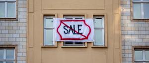 Not for sale: Plakat in der Karl-Marx-Allee gegen den Verkauf von Mietwohnungen an die Deutsche Wohnen.