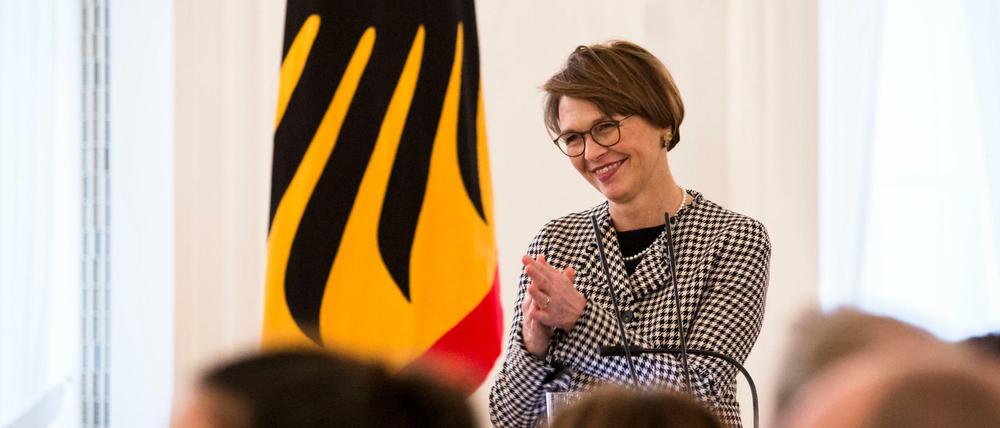 Elke Büdenbender, die Ehefrau des Bundespräsidenten hält während der Matinee "100 Jahre Frauenwahlrecht in Deutschland - Parität in der Politik" im Schloss Bellevue eine Rede.