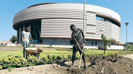 Am 6. Dezember 2018 eröffnete das Musée des civilisations noires („Museum der schwarzen Zivilisationen“) in Dakar. 