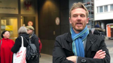 Vor dem Arbeitsgericht: Der selbst ernannte Volkslehrer. 