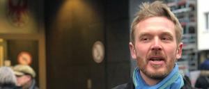 Vor dem Arbeitsgericht: Der selbst ernannte Volkslehrer. 