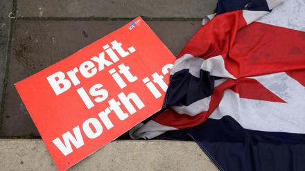 Ein Anti-Brexit-Plakat liegt auf dem Boden vor dem Parlament.
