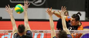 Berlins Adam White (rechts) war im Angriff nur selten erfolgreich.