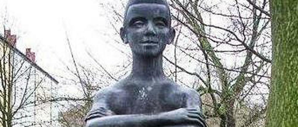Diese über zwei Meter hohe Bronzeskulptur wurde aus einer Treptower Parkanlage gestohlen. 