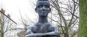 Diese über zwei Meter hohe Bronzeskulptur wurde aus einer Treptower Parkanlage gestohlen. 