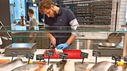 Fisch, frisch aus der Eistheke. Das "Seaside" in Mitte.
