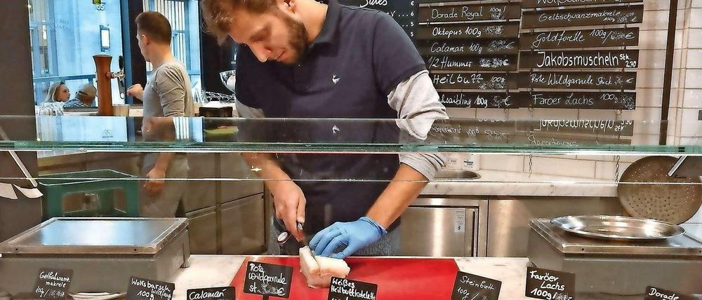 Fisch, frisch aus der Eistheke. Das "Seaside" in Mitte.