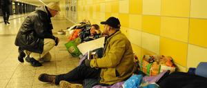 Am Bahnhof Lichtenberg haben Obdachlose ihr Nachtquartier aufgeschlagen.