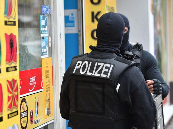 Vermummte Einsatzkräfte im September 2018 vor einem Kiosk in Neukölln.