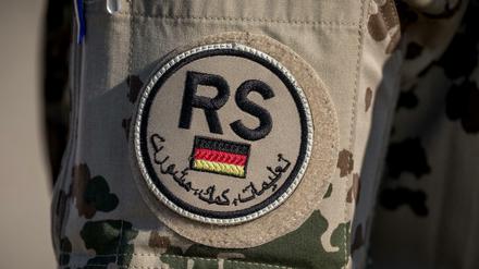 Das Schulterpatch der NATO Mission Resolute Support auf der Uniform einer Bundeswehrsoldaten im Feldlager Camp Marmal.