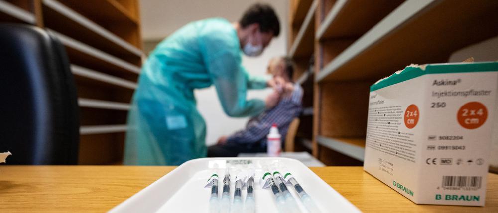 Eine Impfling bekommt in einem Pop-Up-Impf-Ort seine Impfung mit dem Wirkstoff von Biontech verabreicht. Das Impfteam bietet im alten Gebäude der früheren Uniapotheke Impfungen mit vorheriger Online-Terminvereinbarung an. +++ dpa-Bildfunk +++