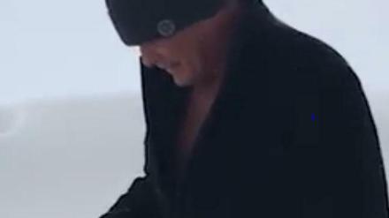 Armer, tapferer David Hasselhoff: Nur mit Wollmütze, Badenmantel und Schuhen kämpft sich der Sänger und Schauspieler durch den Schnee in Saalbach-Hinterglemm