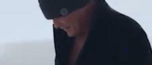 Armer, tapferer David Hasselhoff: Nur mit Wollmütze, Badenmantel und Schuhen kämpft sich der Sänger und Schauspieler durch den Schnee in Saalbach-Hinterglemm