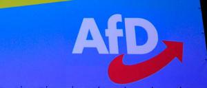Das Parteilogo im Hintergrund einer Veranstaltung der AfD (Symbolbild).