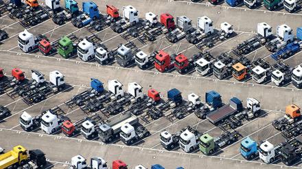 Lkw Zugmaschinen von Mercedes-Benz stehen auf einem Parkplatz im Werk Wörth.