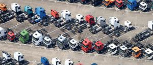 Lkw Zugmaschinen von Mercedes-Benz stehen auf einem Parkplatz im Werk Wörth.