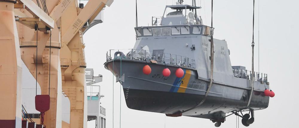 Ein Küstenschutzboot für Saudi-Arabien wird im Dezember 2017 auf ein Transportschiff verladen.