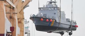 Ein Küstenschutzboot für Saudi-Arabien wird im Dezember 2017 auf ein Transportschiff verladen.
