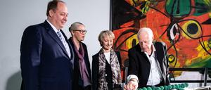 Die Axel Schultes und Charlotte Frank zeigen Petra Wesseler (zweite v. re.) und dem Helge Braun (li.) am Modell den Neubau.