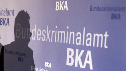 Ein Schatten fällt auf eine Wand mit dem BKA-Schriftzug (Symbolbild).