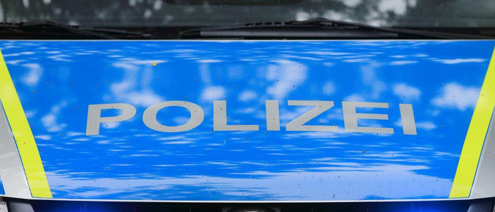 Ein Fahrzeug der Polizei ist im Einsatz (Symbolbild).