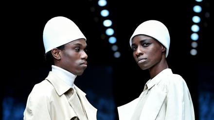 Models auf der Neonyt-Schau, Mäntel von Brachmann, Hut von Spatz Hutdesign.