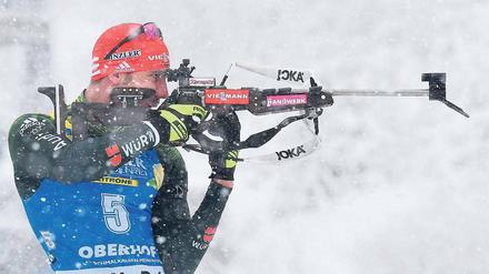 Schießen im Schnee. Vergangenes Jahr gewann Arnd Peiffer bei den Olympischen Spielen die Goldmedaille. 