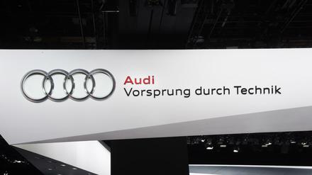 Ein Audi Logo mit dem Schriftzug "Audi - Vorsprung durch Technik". 