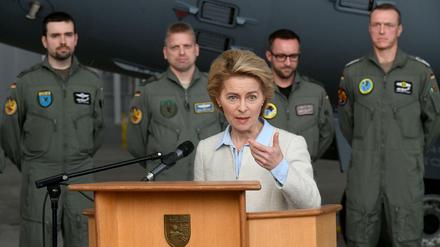 02.01.2019, Niedersachsen, Wunstorf: Verteidigungsministerin Ursula von der Leyen (CDU) spricht vor Soldaten und Medienvertretern vor einer A400M des Lufttransportgeschwader 62 (LTG 62) während einer Besichtigung der Flotte der Militärtransporter A400M. Im Hintergrund steht ein Teil der Besatzung der A400M. Foto: Holger Hollemann/dpa +++ dpa-Bildfunk +++