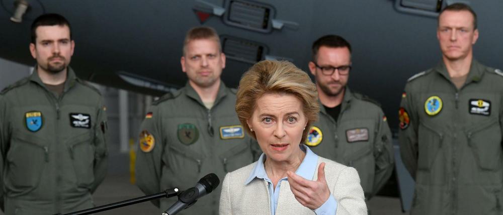 02.01.2019, Niedersachsen, Wunstorf: Verteidigungsministerin Ursula von der Leyen (CDU) spricht vor Soldaten und Medienvertretern vor einer A400M des Lufttransportgeschwader 62 (LTG 62) während einer Besichtigung der Flotte der Militärtransporter A400M. Im Hintergrund steht ein Teil der Besatzung der A400M. Foto: Holger Hollemann/dpa +++ dpa-Bildfunk +++