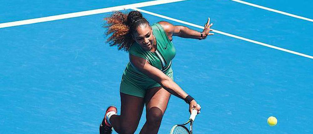 Grün ist das Outfit. Serena Williams hofft auf den Titel in Melbourne. In ihrem Auftaktspiel hatte die deutsche Gegnerin Tajana Maria keine Chance.