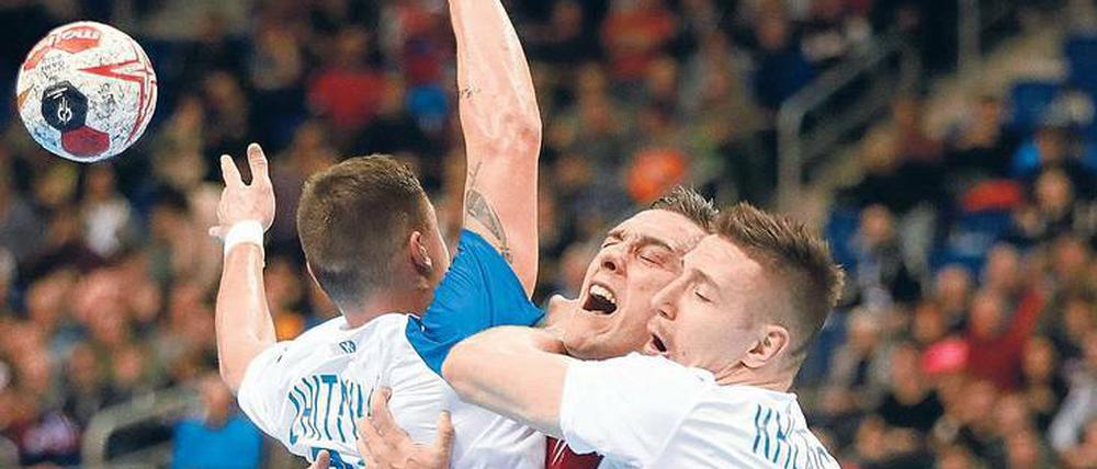 Voller Körpereinsatz. Im Handball geht bei den Spielern die Herzfrequenz bis ans Limit – wie hier beim WM-Spiel Russland gegen Serbien.