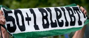 Viele Fans, wie hier bei Hannover 96, protestieren in den Stadien offen für den Erhalt der 50+1-Regel. 