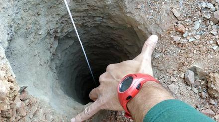 Rettungskräfte helfen bei der Suche nach einem zweijährigen Jungen, der beim Spielen in einen 110 Meter tiefen Brunnenschacht gestürzt sein soll.