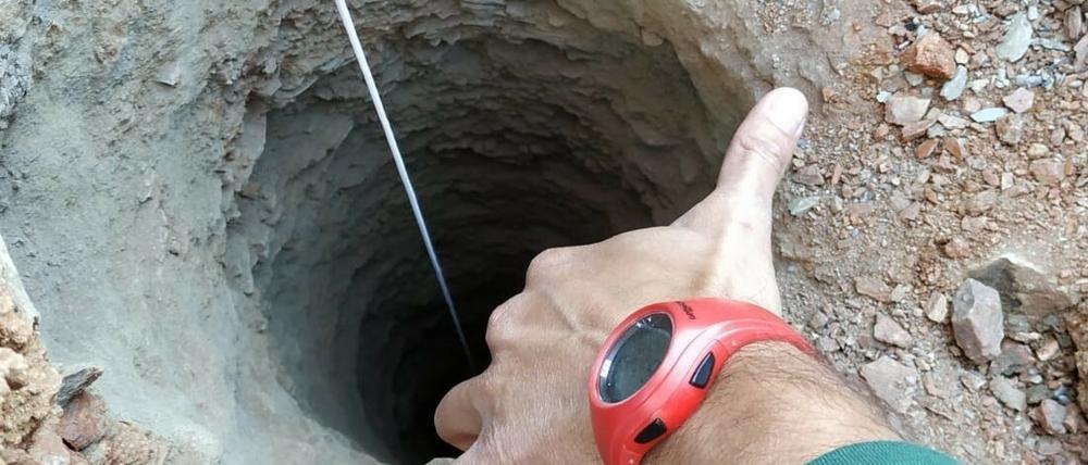 Rettungskräfte helfen bei der Suche nach einem zweijährigen Jungen, der beim Spielen in einen 110 Meter tiefen Brunnenschacht gestürzt sein soll.