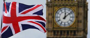 London: Eine britische Nationalflagge, der Union Jack, weht vor dem Uhrturm Big Ben.