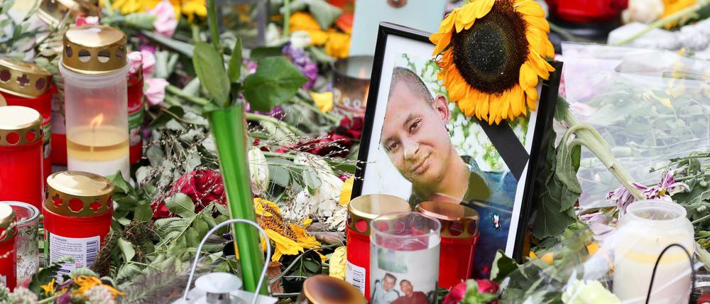Blumen erinnern in Chemnitz an das 35-jährige Opfer des Messerangriffs.