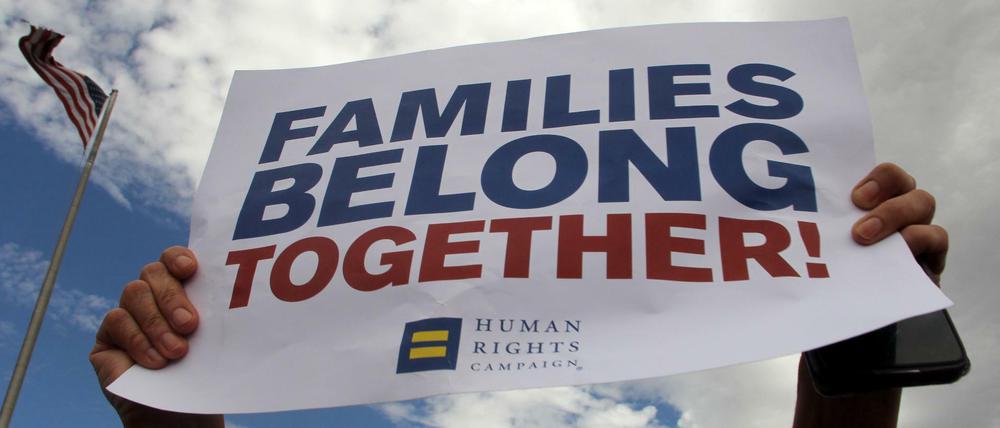 Menschen protestieren gegen die Trennung der Kinder von ihren Eltern.