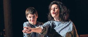 An der Nase entlang. Corinna Heidepriem und Cora Frost (rechts) auf dem Weg nach Karl-Marx-Stadt, äh, zur Smaragdstadt, wo der Zauberer von Oz wohnt.