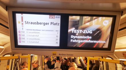 Dynamische Fahrgastinformation der BVG in der U5.