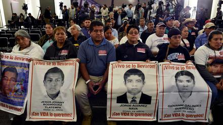 Angehörige der 43 vermissten Studenten aus Ayotzinapa.