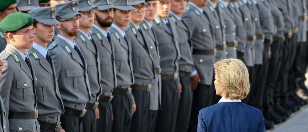 Bundesverteidigungsministerin Ursula von der Leyen (CDU) bei einem feierlichen Gelöbnis von Soldatinnen und Soldaten der Bundeswehr auf dem Paradeplatz des Bundesministeriums der Verteidigung