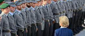 Bundesverteidigungsministerin Ursula von der Leyen (CDU) bei einem feierlichen Gelöbnis von Soldatinnen und Soldaten der Bundeswehr auf dem Paradeplatz des Bundesministeriums der Verteidigung