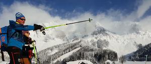 Auf die sichere Tour: Bergführer Helmut Rettensteiner zeigt auf den Dachstein.