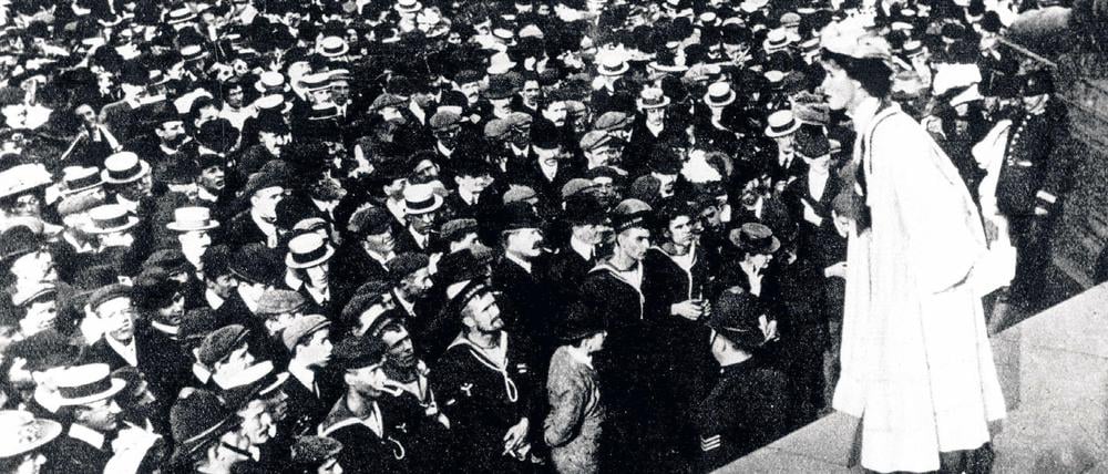 In England war der Kampf der "Suffragetten" (vom lateinischen Wort für Stimmrecht) radikaler als der der deutschen Schwestern: Hier die berühmteste, Emmeline Pankhurst, während einer Kundgebung auf dem Londoner Trafalgar Square.