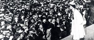 In England war der Kampf der "Suffragetten" (vom lateinischen Wort für Stimmrecht) radikaler als der der deutschen Schwestern: Hier die berühmteste, Emmeline Pankhurst, während einer Kundgebung auf dem Londoner Trafalgar Square.