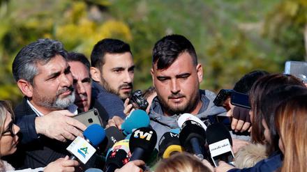 Von Journalisten umringt: José Rosello, Vater des zweijährigen Julen, bangt um seinen Sohn.