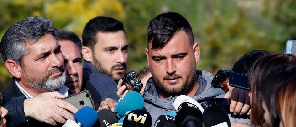 Von Journalisten umringt: José Rosello, Vater des zweijährigen Julen, bangt um seinen Sohn.