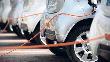 Ein Parkplatz mit Ladesäulen für Elektrofahrzeuge. 